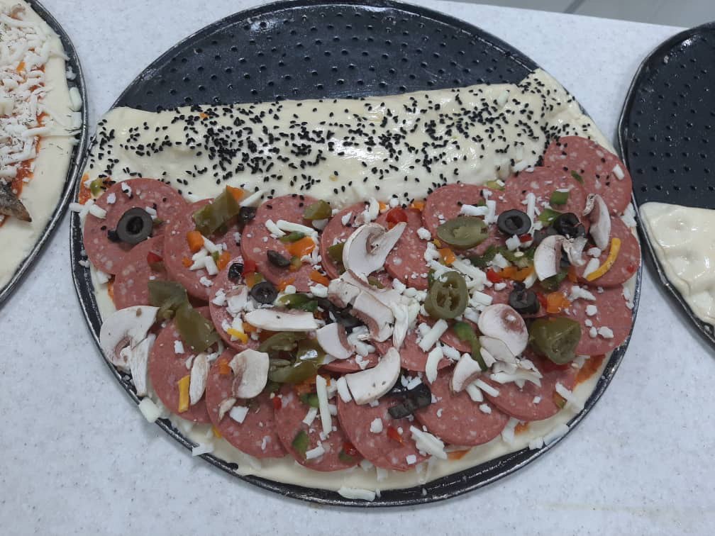 پیتزا سالامی (پپرونی)